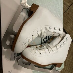 DBX youth Ice Skates 12K excellent